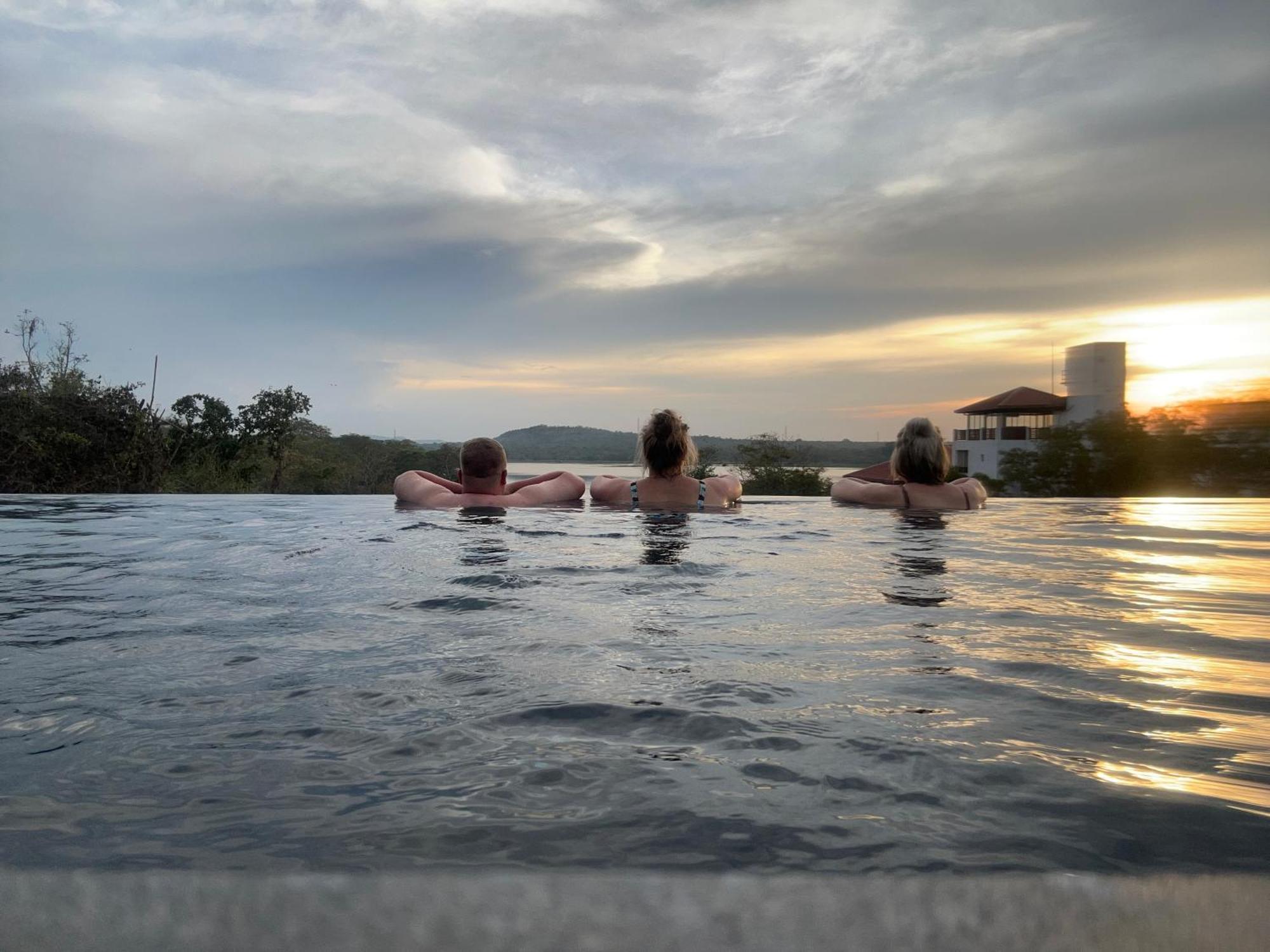 Sundown Lake Hotel & Spa Habarana Exterior foto