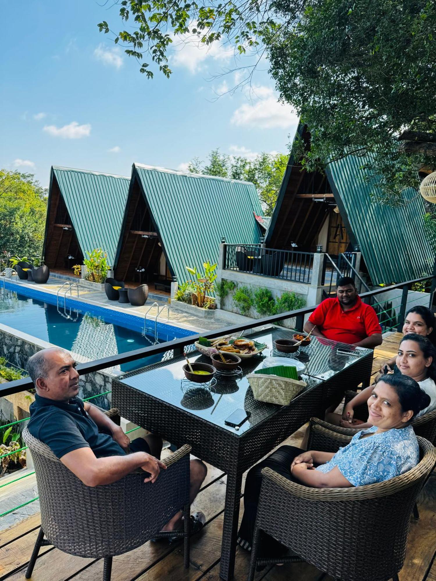 Sundown Lake Hotel & Spa Habarana Exterior foto