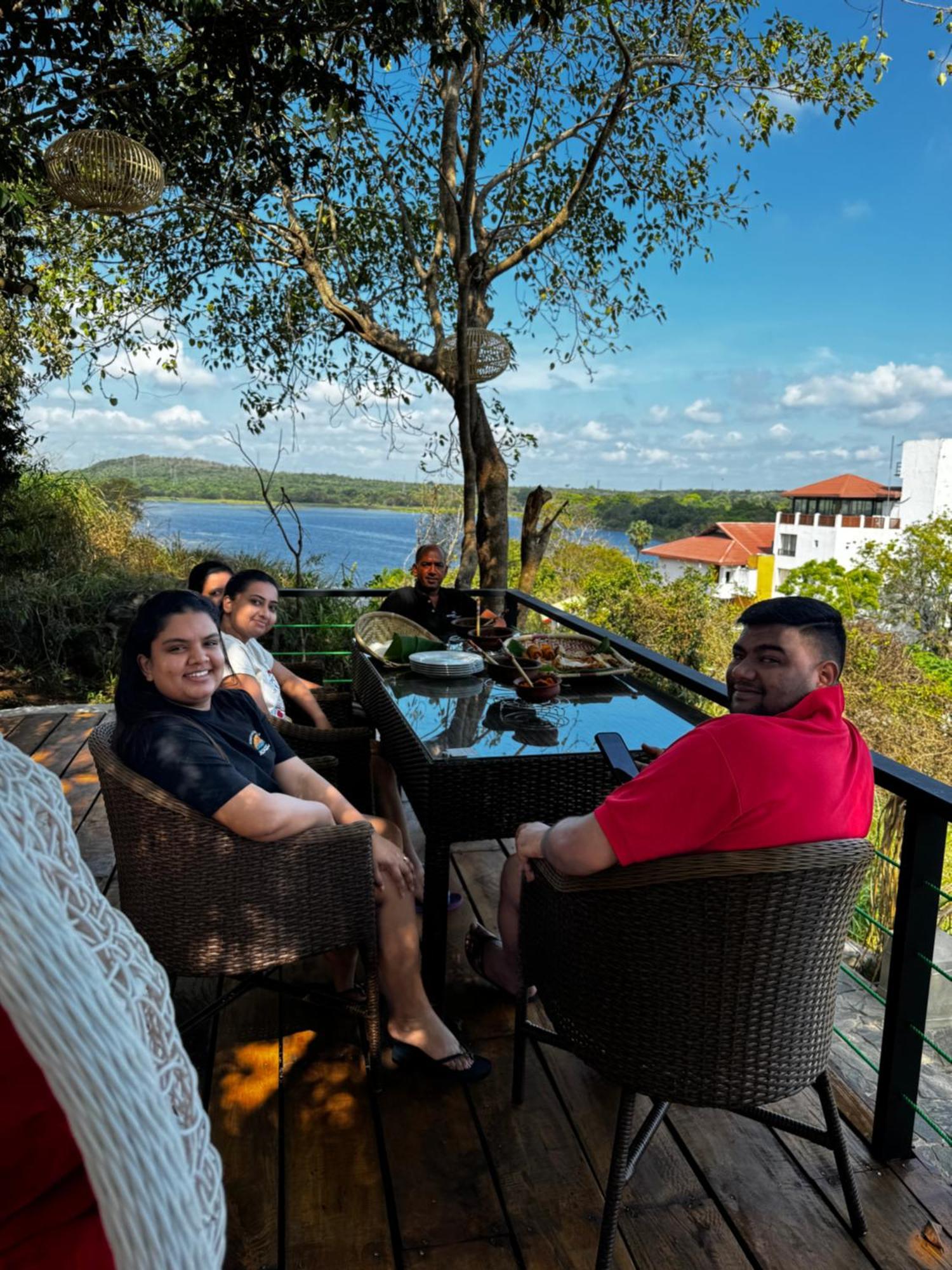 Sundown Lake Hotel & Spa Habarana Exterior foto